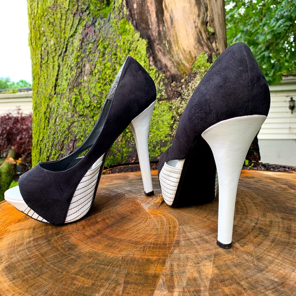 Imported Black and White open toe pumps Sz 24 (7)
